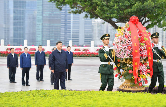 10月14日下午，習(xí)近平來到蓮花山公園，向鄧小平同志銅像敬獻(xiàn)花籃。新華社記者 李響 攝