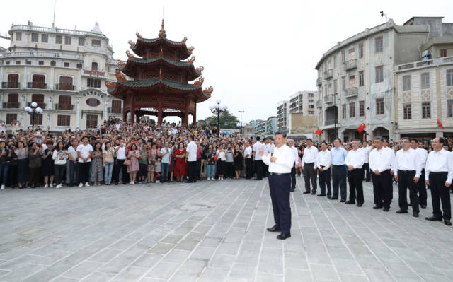 10月13日下午，習(xí)近平在汕頭市小公園開埠區(qū)，同當(dāng)?shù)厝罕姾陀慰陀H切交流。新華社記者 鞠鵬 攝