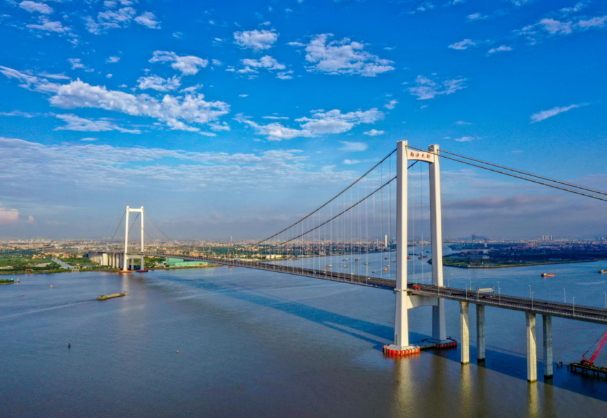 南沙大橋（原虎門二橋項目）位于珠江獅子洋之上，橫跨珠江東西兩岸，連接廣州、東莞兩地。大橋通車后，順德、番禺、南沙以及珠三角西岸其他地區(qū)往來珠三角東部城市更加便利，極大緩解了珠江口過江通道不足的壓力，為粵港澳大灣區(qū)城市互聯(lián)互通打通發(fā)展動脈。南沙大橋建成時創(chuàng)下多個世界第一記錄，項目成功研制并應(yīng)用了“中國芯”——國產(chǎn)1960兆帕鋼絲，讓中國橋梁進一步從建造“走向智造”。圖為南沙大橋。