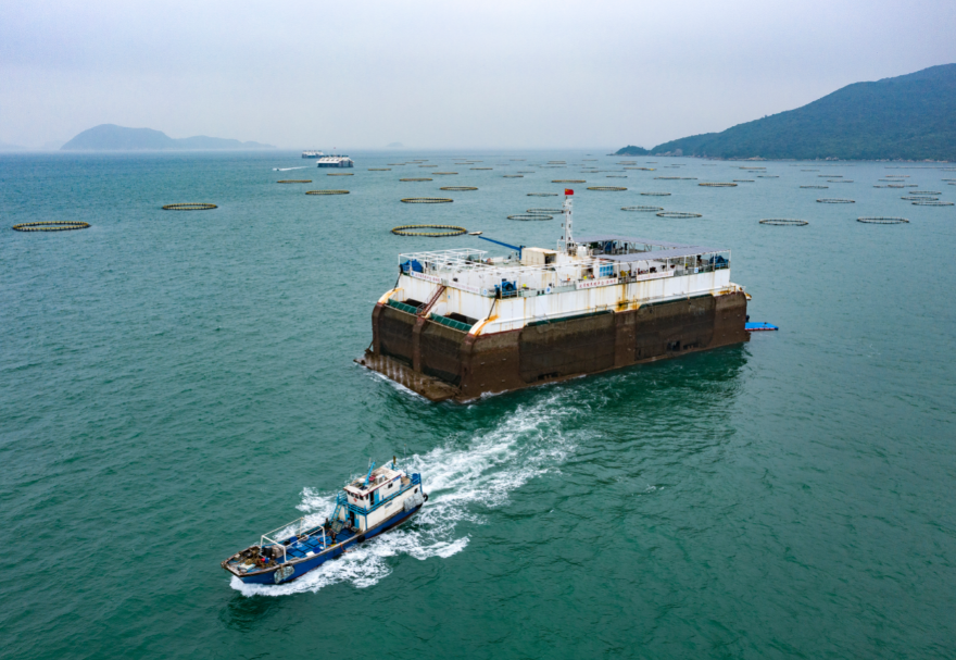 作為國家海洋綜合試驗(yàn)場，珠海萬山鎮(zhèn)發(fā)展起了以深遠(yuǎn)海智能養(yǎng)殖、海洋牧場、休閑漁業(yè)等為代表的現(xiàn)代漁業(yè)，發(fā)展空間廣闊。圖為滿載漁獲的漁船正駛離位于萬山海域的“澎湖號(hào)”海上牧場。