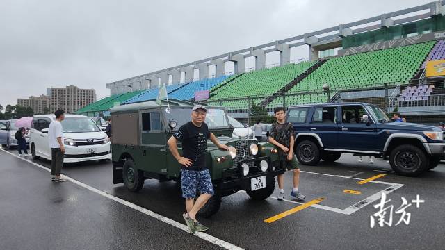 香港越野車協(xié)會創(chuàng)會會長江啟航（左）帶著兒子，開上心愛的越野車，在“港車北上”實施首日從香港前往珠海。