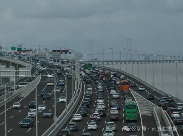 2024年6月30日，深中通道通車首日，迎來火爆車流。