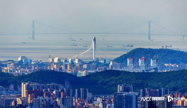 從白石山遠(yuǎn)眺，東莞濱海灣大橋與遠(yuǎn)處的深中通道“完美同框”。